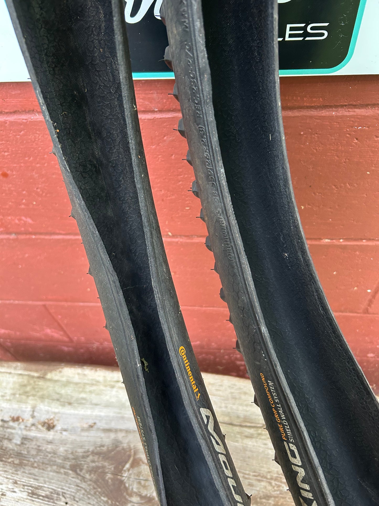 Continental Mountain King 26x2.3 Folding Bead Tires