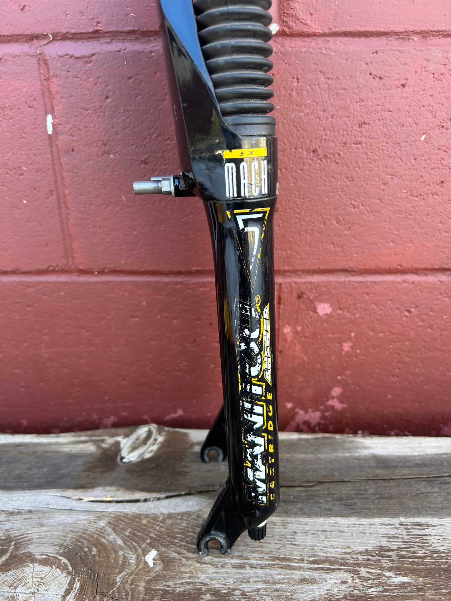Answer Manitou Mach 5 SX 26" 1 Inch Threaded Suspension Fork