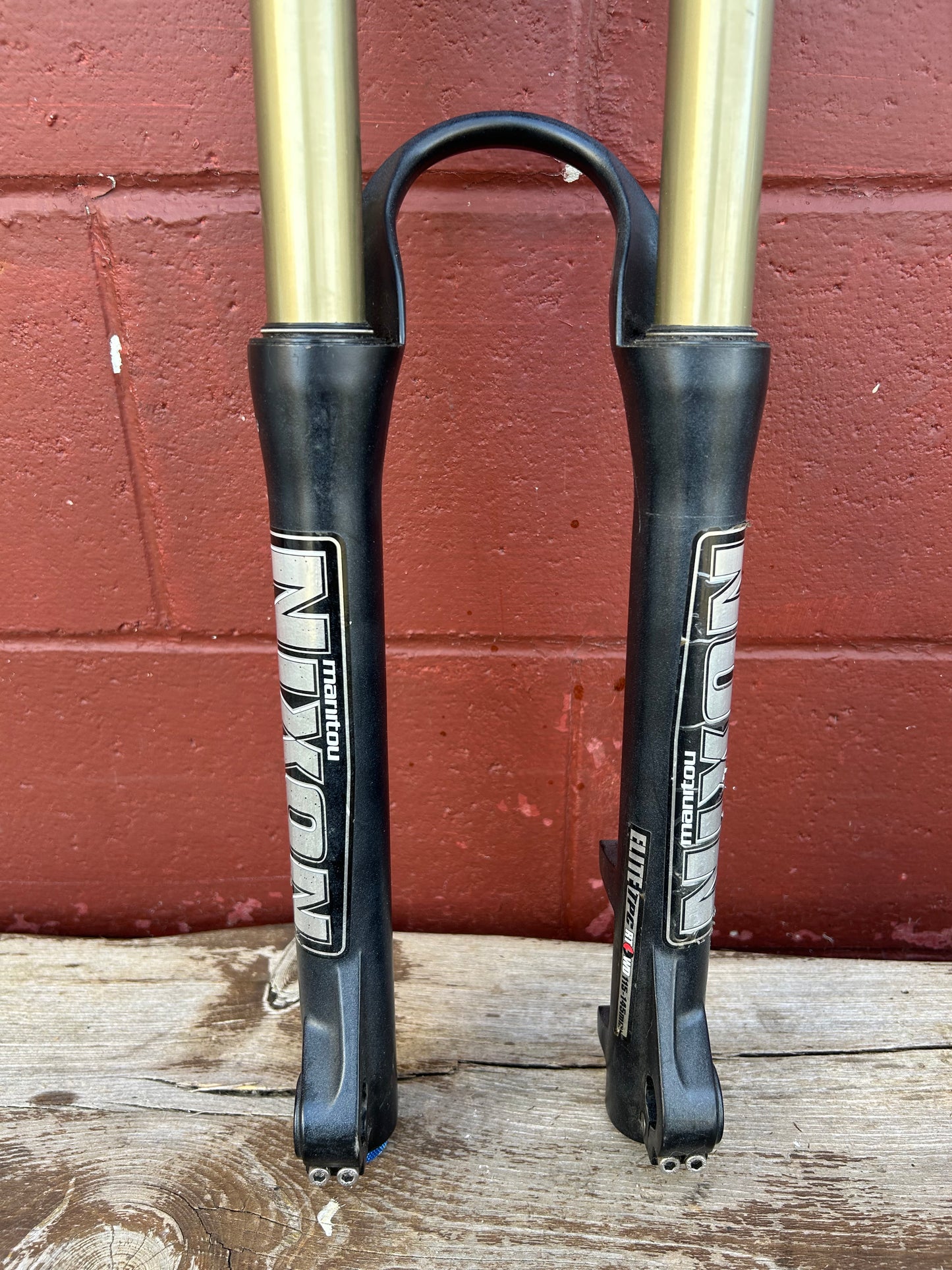 Manitou Nixon 26" 1 1/8 Threadless 115-145mm Travel Suspension Fork