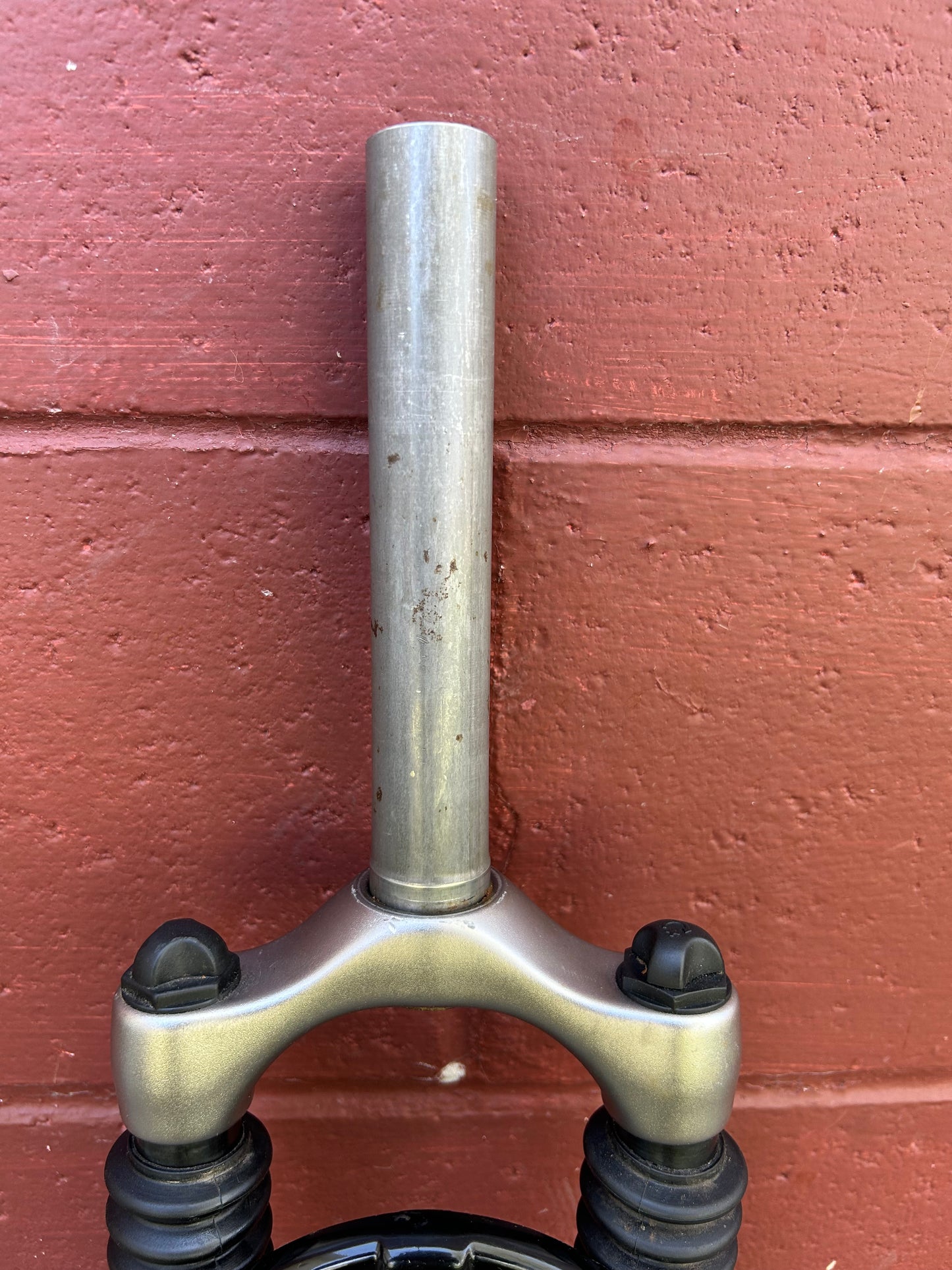 Manitou Magnum 26" 1 1/8 Inch Threadless Suspension Fork