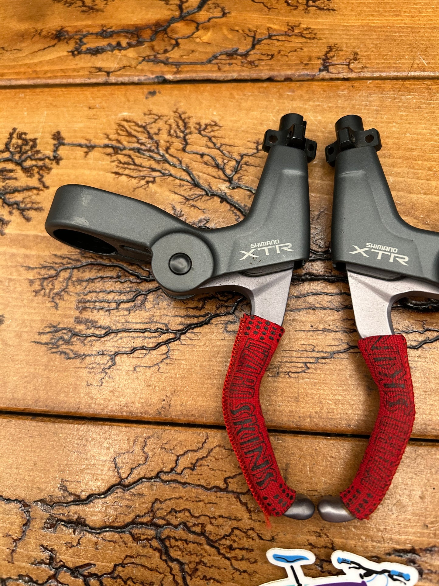 Shimano XTR BL-M950 Brake Levers With Lizard Skin Grips